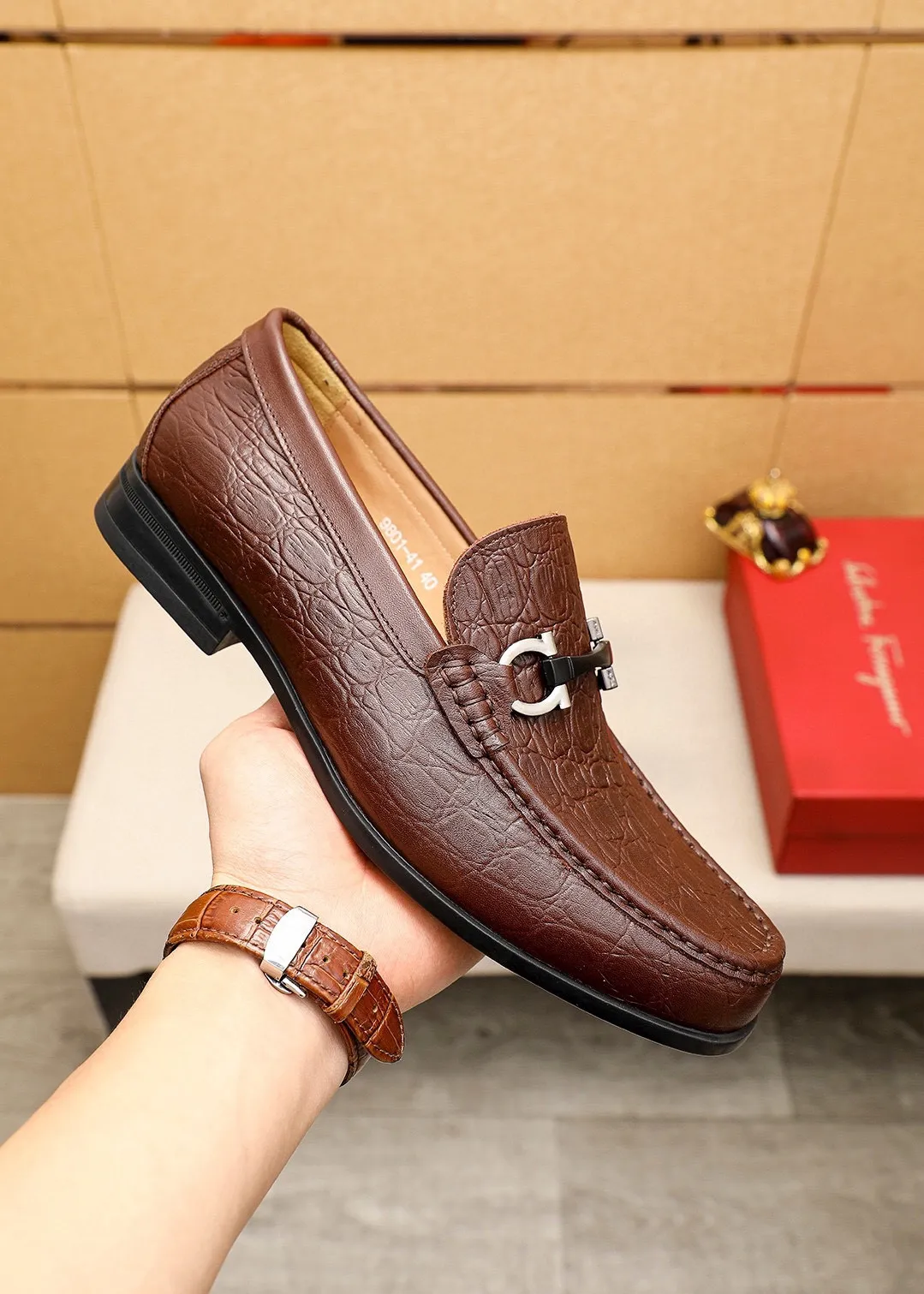 Men's shoes 💰480 💐 Product trademark: Ferragamo "Ferragamo" casual leather shoes Regular size: 38-44 (45🉑️customized) Product materials: Selected imported first-layer cowhide embossed upper + luxury hardware buckle, imported water-dyed cowhide leather lining. Strong three-dimensional visual effect, original rubber outsole Color: 2⃣️colors available